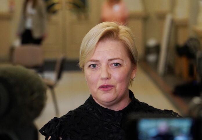Pēc Saeimas komisijas sēdes Saulīte vairs nav pārliecināta, vai tiešām jāatkāpjas