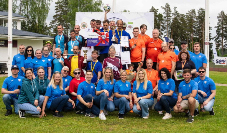 Ogres novada Sociālā dienesta Dienas centra “Saime” futbola komanda mini futbola turnīrā izcīnījusi 3. vietu