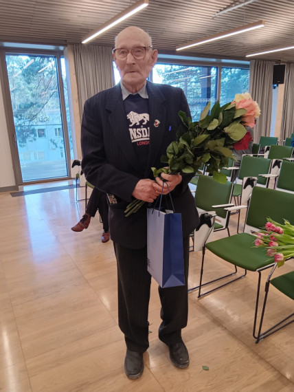 Ērkšķrozēm kaisīts ceļš. Sarmītes Poikānes grāmatas atvēršanas svētkos