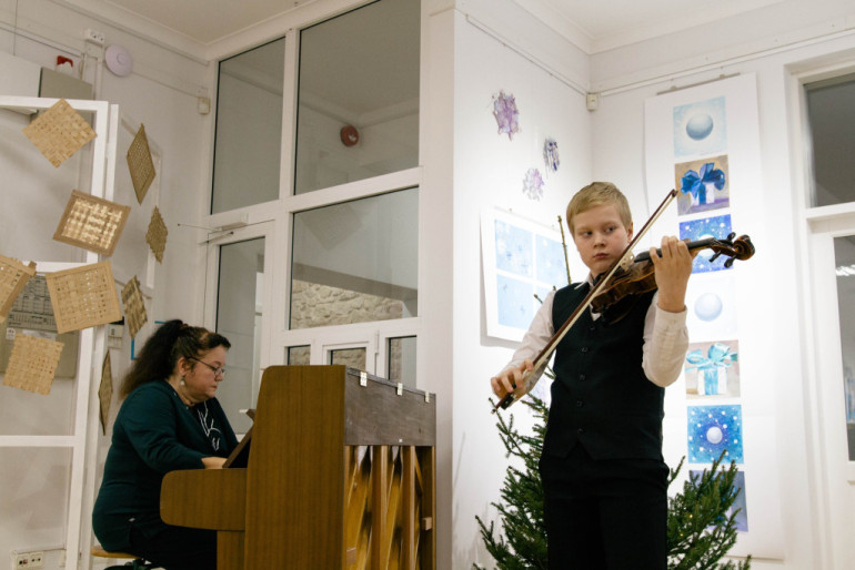 FOTO: Atklāta Ogres Mūzikas un mākslas skolas audzēkņu darbu Ziemas izstāde "Kas no gaisa krīt?"