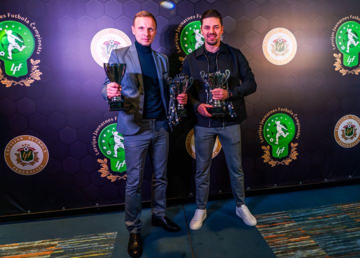 Apbalvoti divi Ogres novada sporta centra futbola treneri ar komandām