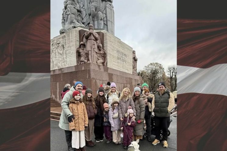 Attēls rakstam: Kad prominences aizsoļo garām bērniem — un tikai viens deputāts atrod drosmi pateikt ‘Piedodiet!’