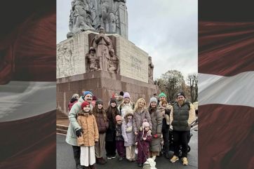 Attēls rakstam: Kad prominences aizsoļo garām bērniem — un tikai viens deputāts atrod drosmi pateikt ‘Piedodiet!’