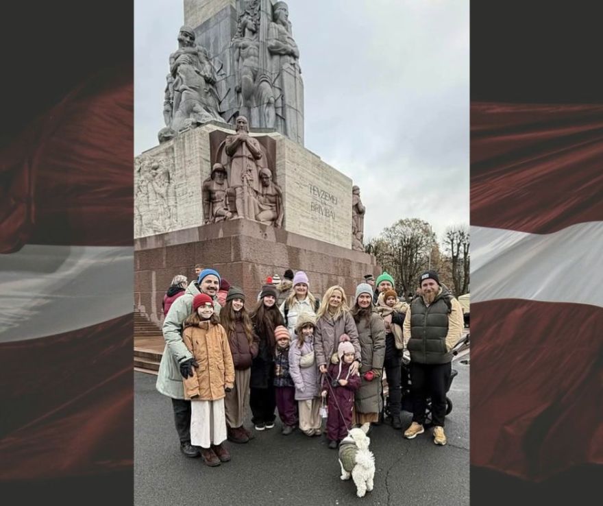 Kad prominences aizsoļo garām bērniem — un tikai viens deputāts atrod drosmi pateikt ‘Piedodiet!’