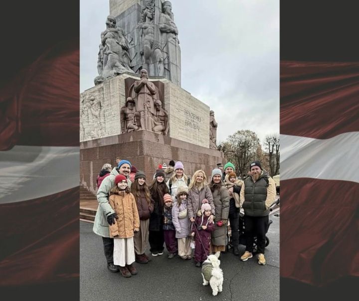 Kad prominences aizsoļo garām bērniem — un tikai viens deputāts atrod drosmi pateikt ‘Piedodiet!’