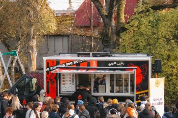 Attēls rakstam: Oak’A Burgers dodas uz Ogri ar nākamajiem 100 bezmaksas burgeriem!