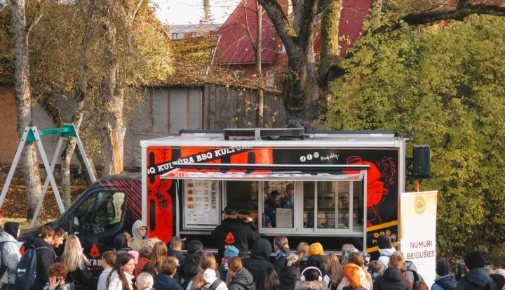 Oak’A Burgers dodas uz Ogri ar nākamajiem 100 bezmaksas burgeriem!