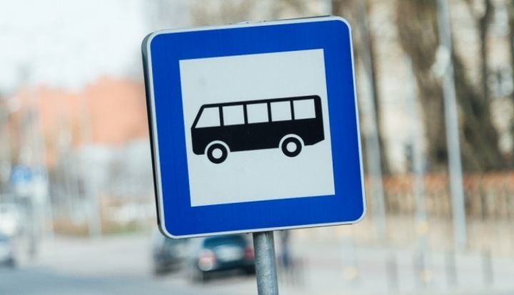 Uz svecīšu vakaru Smiltāju kapos kursēs autobuss
