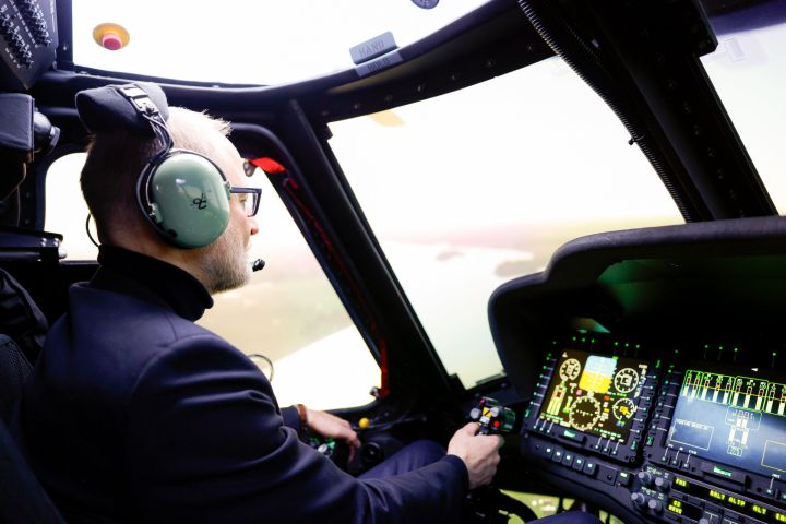 Lielvārdē izveidots miljonus vērts helikopteru lidojumu mācību simulators