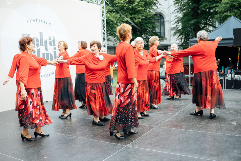 FOTO: Senioru dāmu deju kolektīvs “Astras” no Ogres uzstājas festivāla “Zelta ritmi” tūres noslēgumā Rīgā