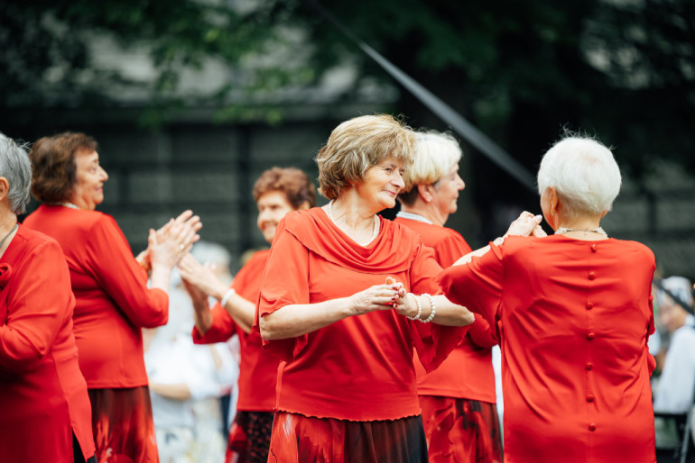 FOTO: Senioru dāmu deju kolektīvs “Astras” no Ogres uzstājas festivāla “Zelta ritmi” tūres noslēgumā Rīgā