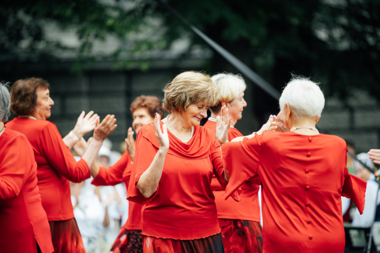 FOTO: Senioru dāmu deju kolektīvs “Astras” no Ogres uzstājas festivāla “Zelta ritmi” tūres noslēgumā Rīgā