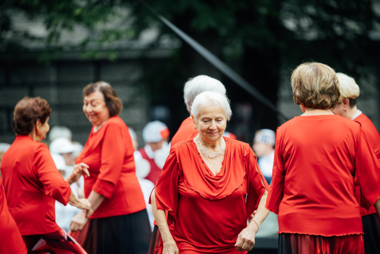 FOTO: Senioru dāmu deju kolektīvs “Astras” no Ogres uzstājas festivāla “Zelta ritmi” tūres noslēgumā Rīgā
