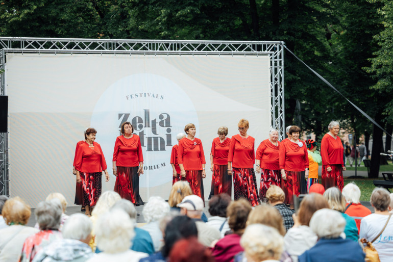 FOTO: Senioru dāmu deju kolektīvs “Astras” no Ogres uzstājas festivāla “Zelta ritmi” tūres noslēgumā Rīgā