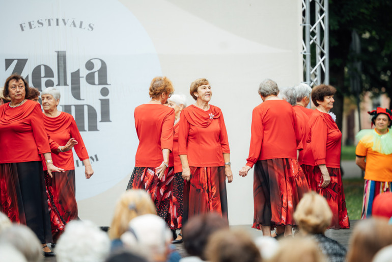 FOTO: Senioru dāmu deju kolektīvs “Astras” no Ogres uzstājas festivāla “Zelta ritmi” tūres noslēgumā Rīgā