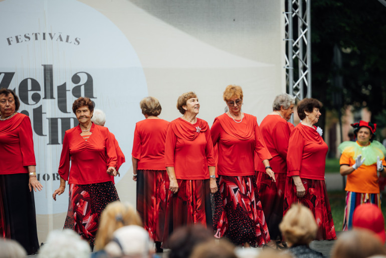 FOTO: Senioru dāmu deju kolektīvs “Astras” no Ogres uzstājas festivāla “Zelta ritmi” tūres noslēgumā Rīgā
