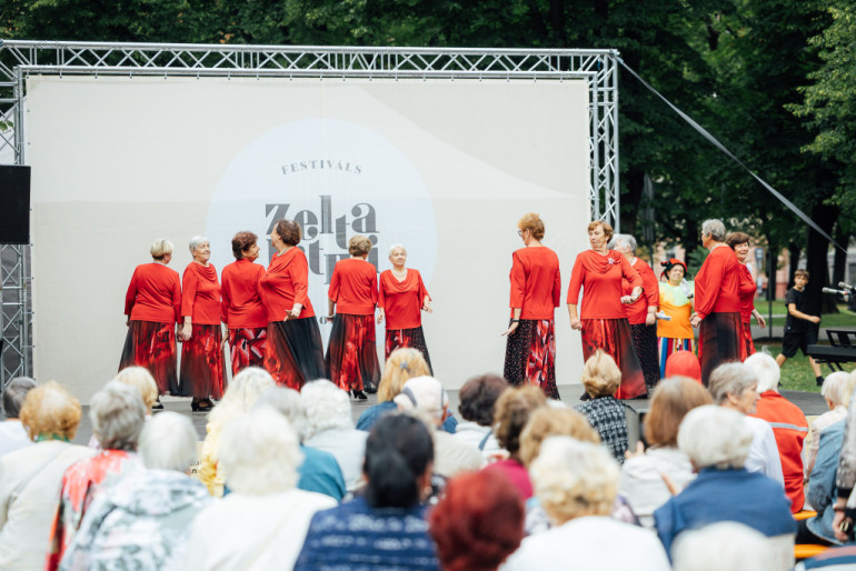 FOTO: Senioru dāmu deju kolektīvs “Astras” no Ogres uzstājas festivāla “Zelta ritmi” tūres noslēgumā Rīgā