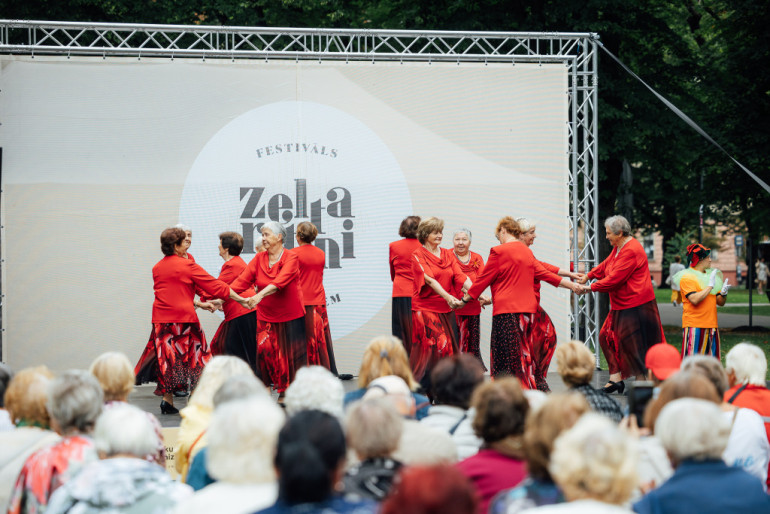 FOTO: Senioru dāmu deju kolektīvs “Astras” no Ogres uzstājas festivāla “Zelta ritmi” tūres noslēgumā Rīgā