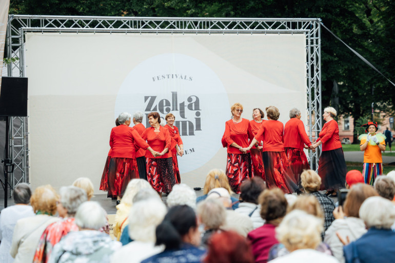 FOTO: Senioru dāmu deju kolektīvs “Astras” no Ogres uzstājas festivāla “Zelta ritmi” tūres noslēgumā Rīgā