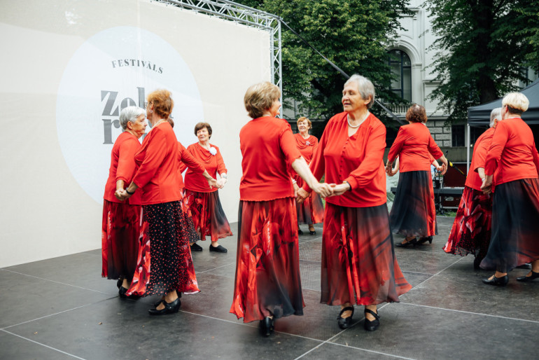 FOTO: Senioru dāmu deju kolektīvs “Astras” no Ogres uzstājas festivāla “Zelta ritmi” tūres noslēgumā Rīgā