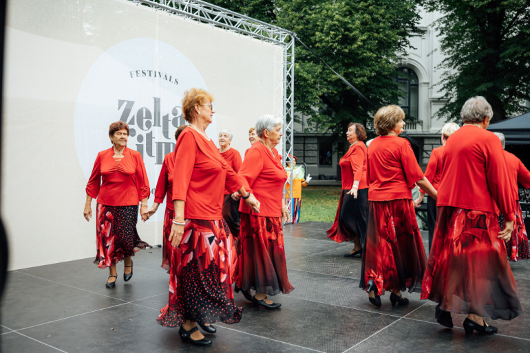 FOTO: Senioru dāmu deju kolektīvs “Astras” no Ogres uzstājas festivāla “Zelta ritmi” tūres noslēgumā Rīgā