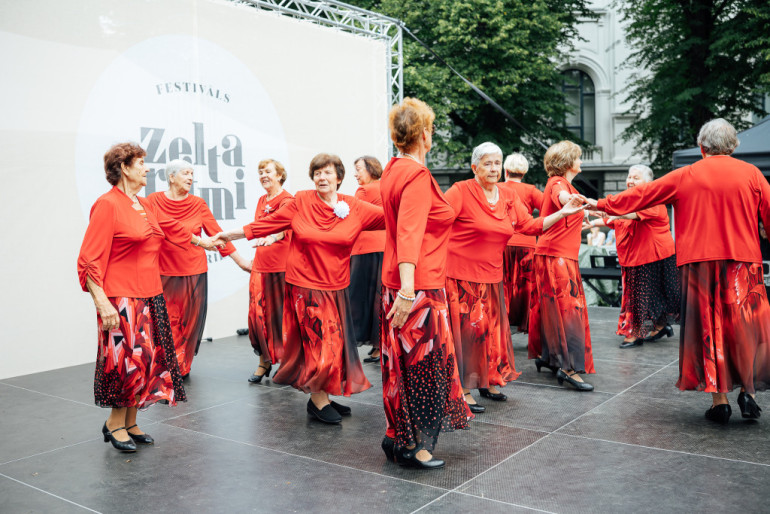 FOTO: Senioru dāmu deju kolektīvs “Astras” no Ogres uzstājas festivāla “Zelta ritmi” tūres noslēgumā Rīgā