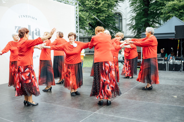 FOTO: Senioru dāmu deju kolektīvs “Astras” no Ogres uzstājas festivāla “Zelta ritmi” tūres noslēgumā Rīgā