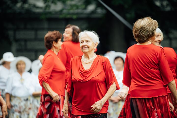 FOTO: Senioru dāmu deju kolektīvs “Astras” no Ogres uzstājas festivāla “Zelta ritmi” tūres noslēgumā Rīgā