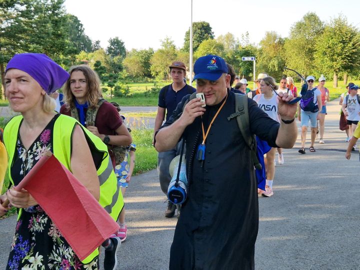 Svētceļojums no Salaspils līdz Aglonai kā atbilde: jauniešiem māca nebaidīties aizstāvēt savu ticību