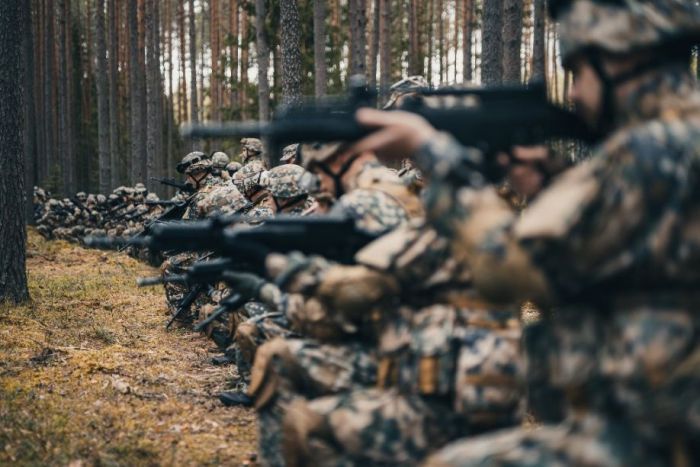 Atbild iedzīvotāji. Vai Latvijai vajadzētu sūtīt savus karavīrus uz Ukrainu miera uzturēšanai?
