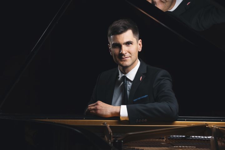 "Citiem pie sienas bija rokzvaigznes, man - Ferencs Lists." Saruna ar Vestardu Šimku pirms solo koncerta Ogrē