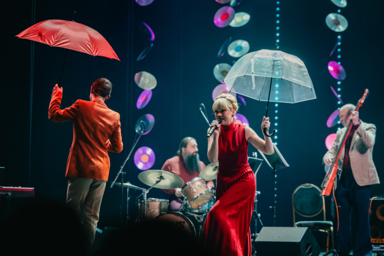 Skatītājiem pārpildītā zālē pirmizrādi piedzīvo koncertuzvedums "Sens tiks sens ir tas stāsts"