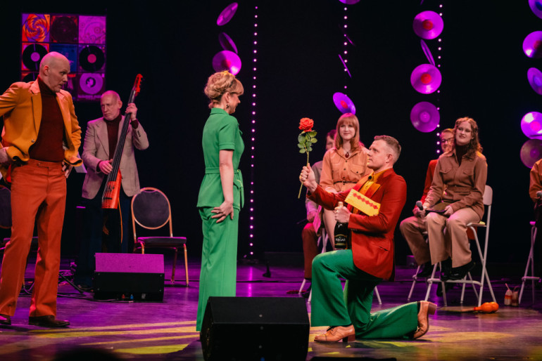 Skatītājiem pārpildītā zālē pirmizrādi piedzīvo koncertuzvedums "Sens tiks sens ir tas stāsts"