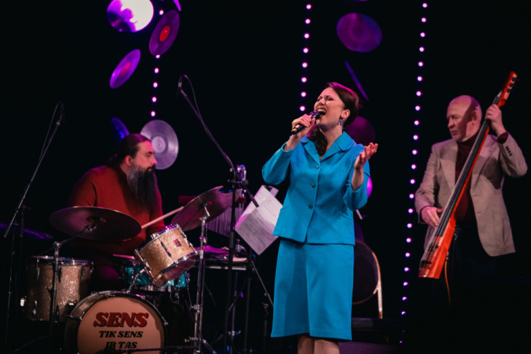 Skatītājiem pārpildītā zālē pirmizrādi piedzīvo koncertuzvedums "Sens tiks sens ir tas stāsts"