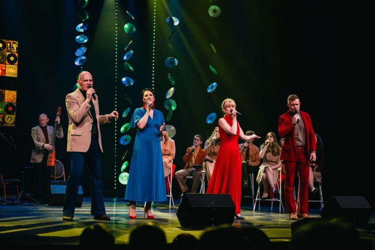 Attēls rakstam: Skatītājiem pārpildītā zālē pirmizrādi piedzīvo koncertuzvedums "Sens tiks sens ir tas stāsts"