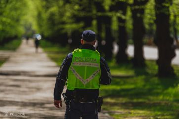 Attēls rakstam: Lielvārdē sieviete skraida pa ielu un draud garāmgājējiem