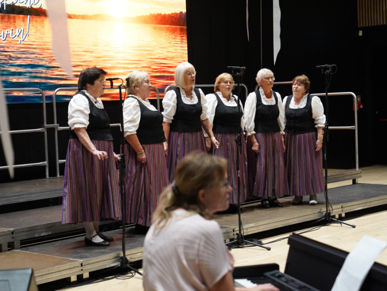 FOTO: “Nebija tādu godu, kad nedziedātu” - Ogres novadā sadziedas teju 900 senioru