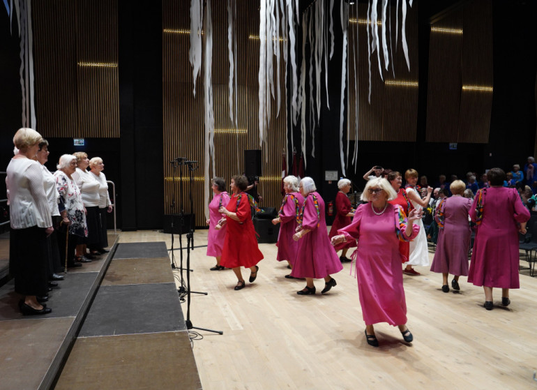 FOTO: “Nebija tādu godu, kad nedziedātu” - Ogres novadā sadziedas teju 900 senioru