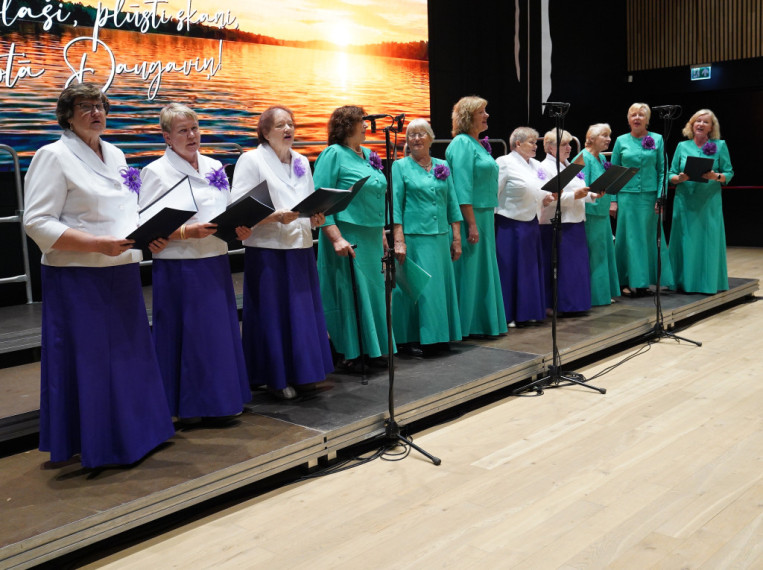 FOTO: “Nebija tādu godu, kad nedziedātu” - Ogres novadā sadziedas teju 900 senioru