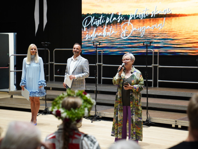 FOTO: “Nebija tādu godu, kad nedziedātu” - Ogres novadā sadziedas teju 900 senioru