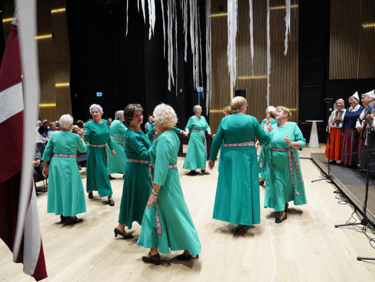 FOTO: “Nebija tādu godu, kad nedziedātu” - Ogres novadā sadziedas teju 900 senioru