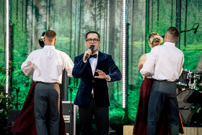 FOTO: “Latvijas Sirdsdziesma” finālā uzvar Inese Ērmane un Havjērs Fernandess ar dziesmu “Viņi dejoja vienu vasaru”