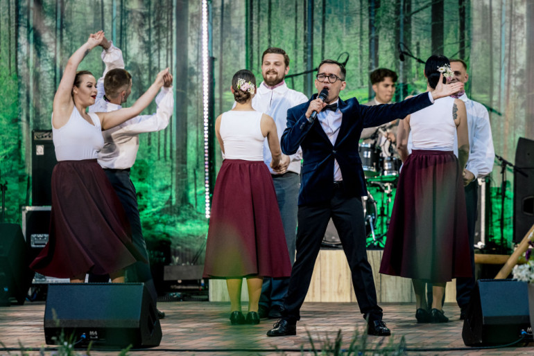 FOTO: “Latvijas Sirdsdziesma” finālā uzvar Inese Ērmane un Havjērs Fernandess ar dziesmu “Viņi dejoja vienu vasaru”