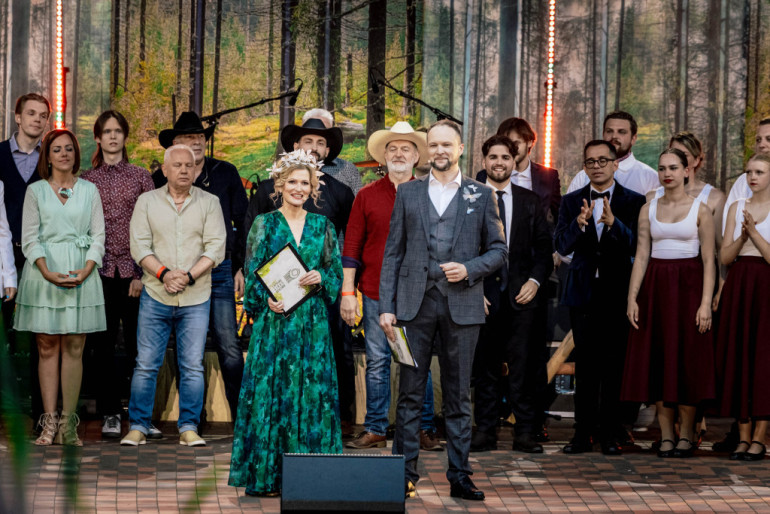 FOTO: “Latvijas Sirdsdziesma” finālā uzvar Inese Ērmane un Havjērs Fernandess ar dziesmu “Viņi dejoja vienu vasaru”