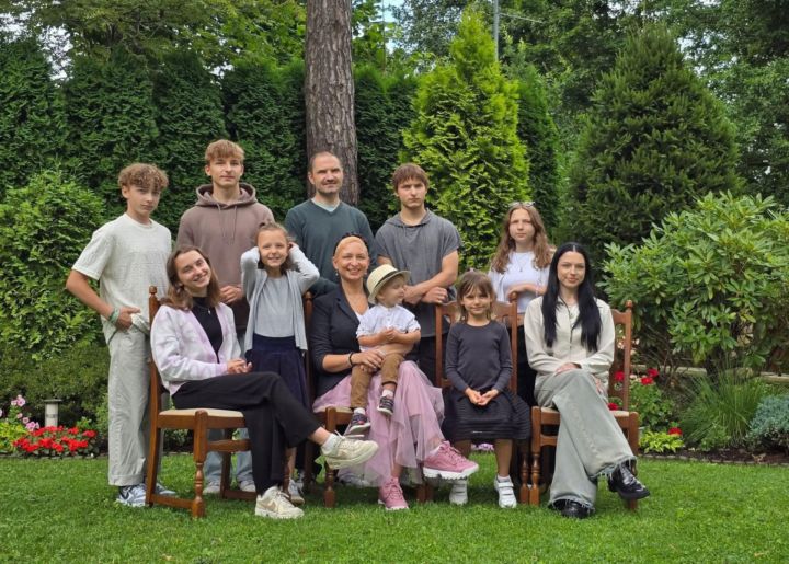 Kā saglabāt smaidu deviņu bērnu mammas ikdienā? Eva Šauriņa zina atbildi un vienmēr savējiem ir viena zvana attālumā