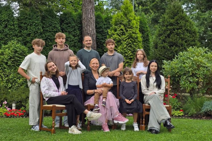 Attēls rakstam: Kā saglabāt smaidu deviņu bērnu mammas ikdienā? Eva Šauriņa zina atbildi un vienmēr savējiem ir viena zvana attālumā