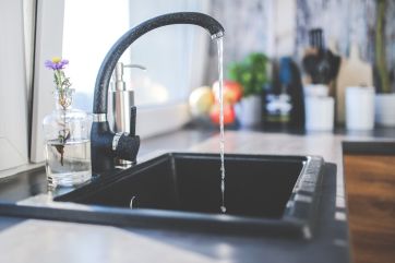 Attēls rakstam: Vienā no Ogres ielām notikusi ūdensvada avārija