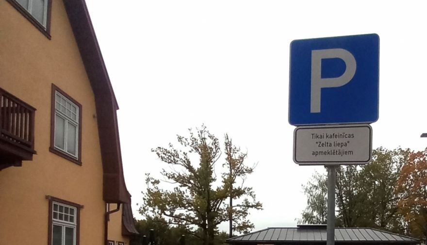 Automašīnu novietošanai stāvlaukumā pie kafejnīcas "Pie zelta liepas" jāsaņem atļauja