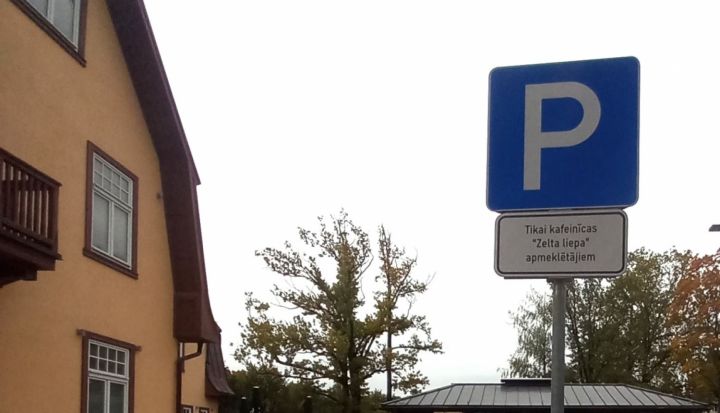 Automašīnu novietošanai stāvlaukumā pie kafejnīcas "Pie zelta liepas" jāsaņem atļauja