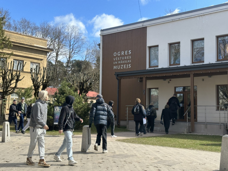 FOTO: Aizvadīts Oveselība organizētais pasākums Ogres novada jauniešiem “Vesels un gudrs 2025"